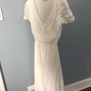 Airy & light! Wayf dress in white 🤍🤍